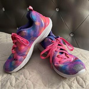 Sketchers shoes for girls in size 3. Used in great condition.